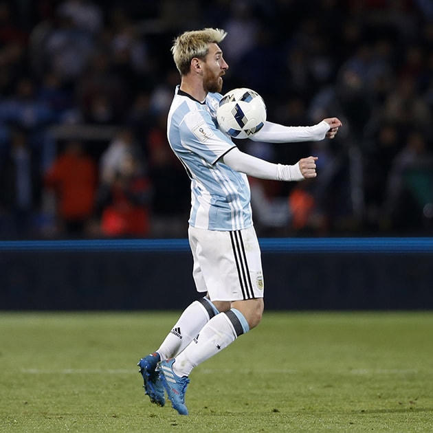 20 khoảnh khắc định nghĩa sự nghiệp vĩ đại của huyền thoại bóng đá Lionel Messi