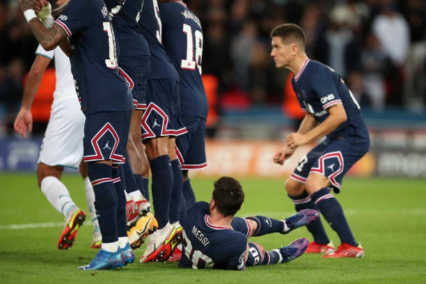 Đây là lần đầu tiên trong sự nghiệp lừng lẫy của mình, Messi làm vai trò này. Khi còn thi đấu cho Barcelona, tiền đạo người Argentina ít khi phải đứng làm hàng rào trong các pha đá phạt của đối thủ chứ đừng nói đến việc nằm trên sân, một phần đền từ chiều cao hạn chế của anh. 