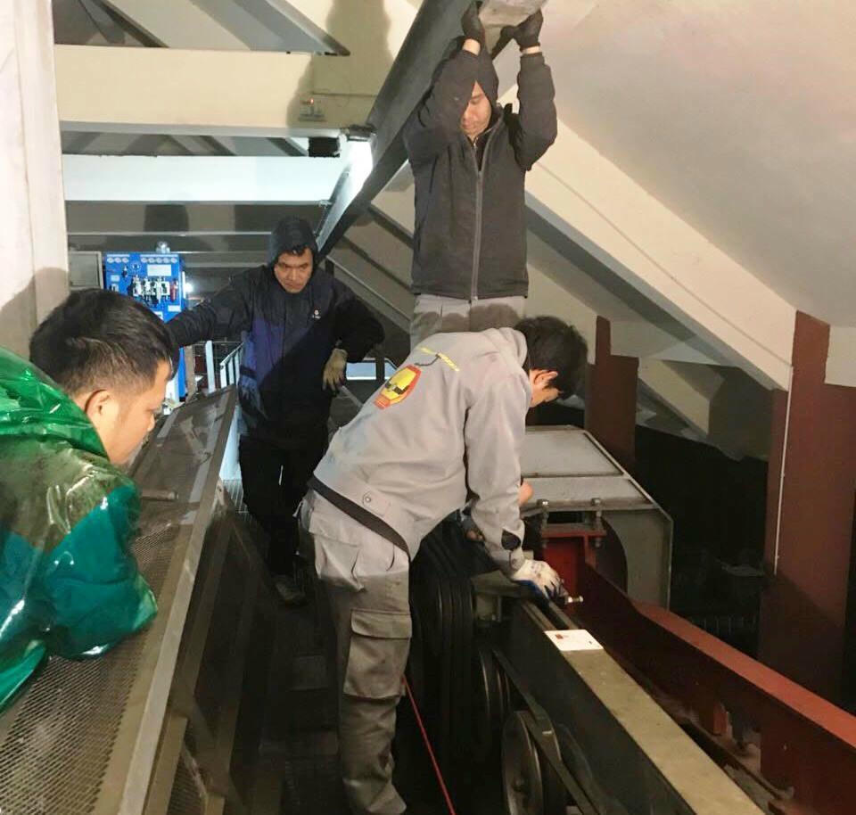 Công nhân bảo trì, bảo dưỡng hệ thống cáp treo định kỳ để đảm bảo phục vụ lễ hội.