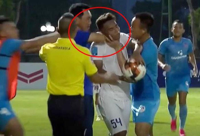 HLV Hứa Hiền Vinh của đội Phố Hiến bóp cổ cầu thủ Văn Huy của An Giang.