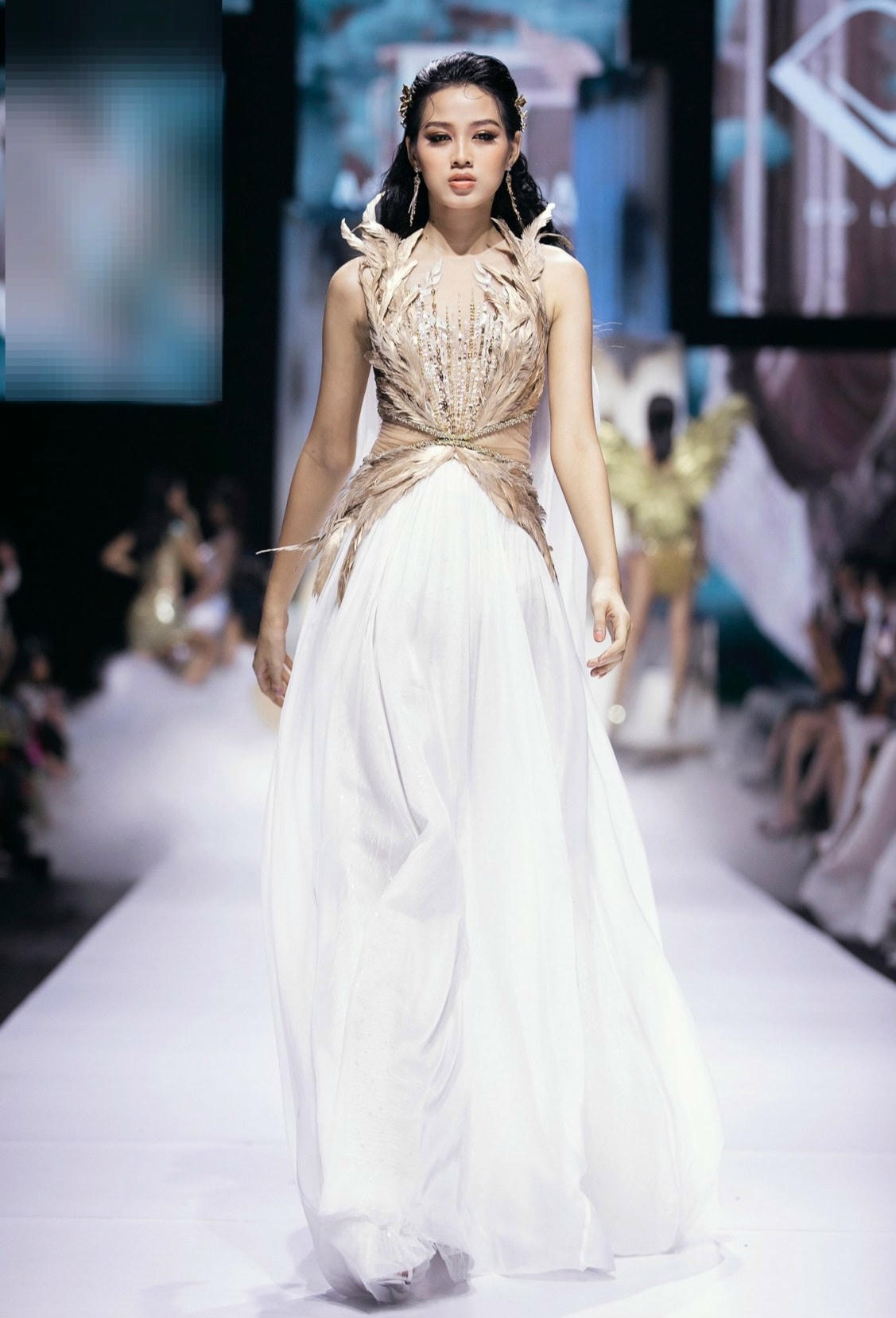 Ngoài các sự kiện giải trí, Hoa hậu Đỗ Hà còn trở thành gương mặt mới trên sàn catwalk, trình diễn trong khuôn khổ Việt Nam International Fashion Week.