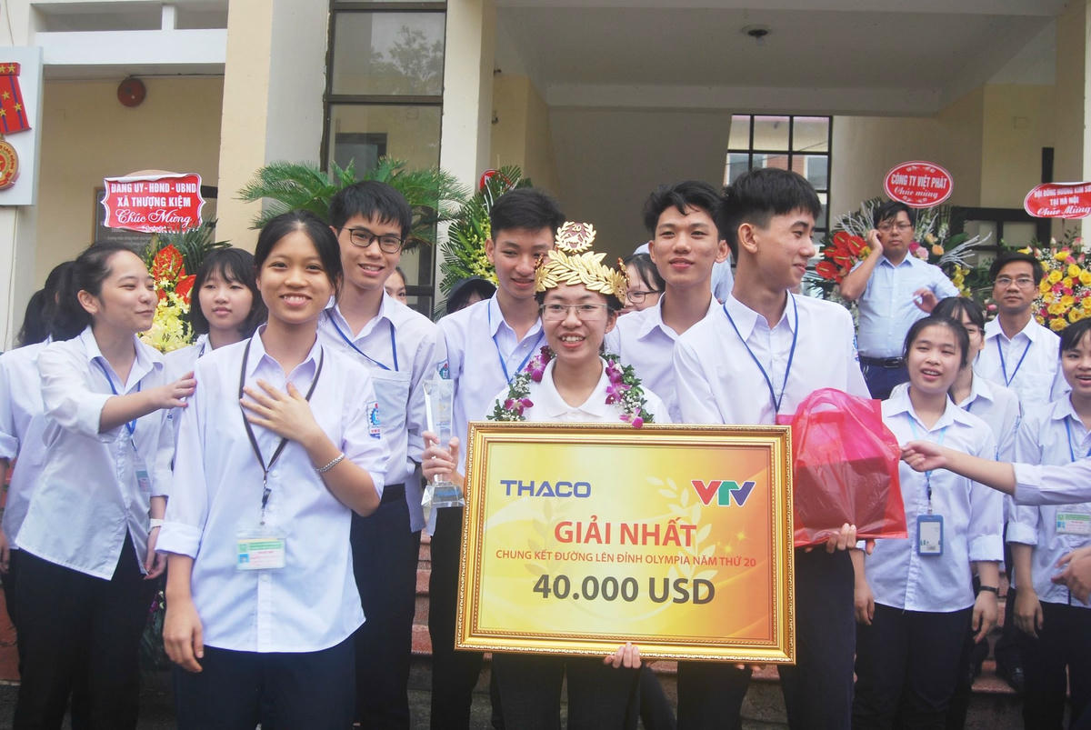 Quán quân Olympia bên vòng tay của bạn bè thân yêu.