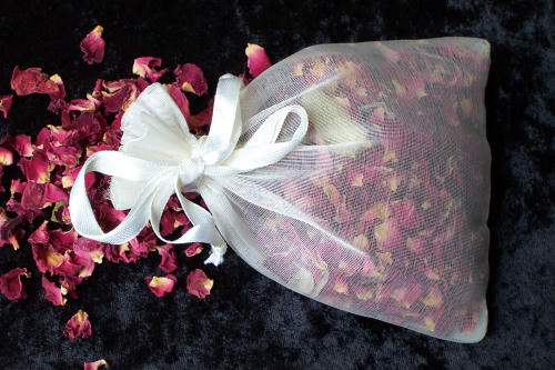 Túi thơm làm từ cánh hồng khô.