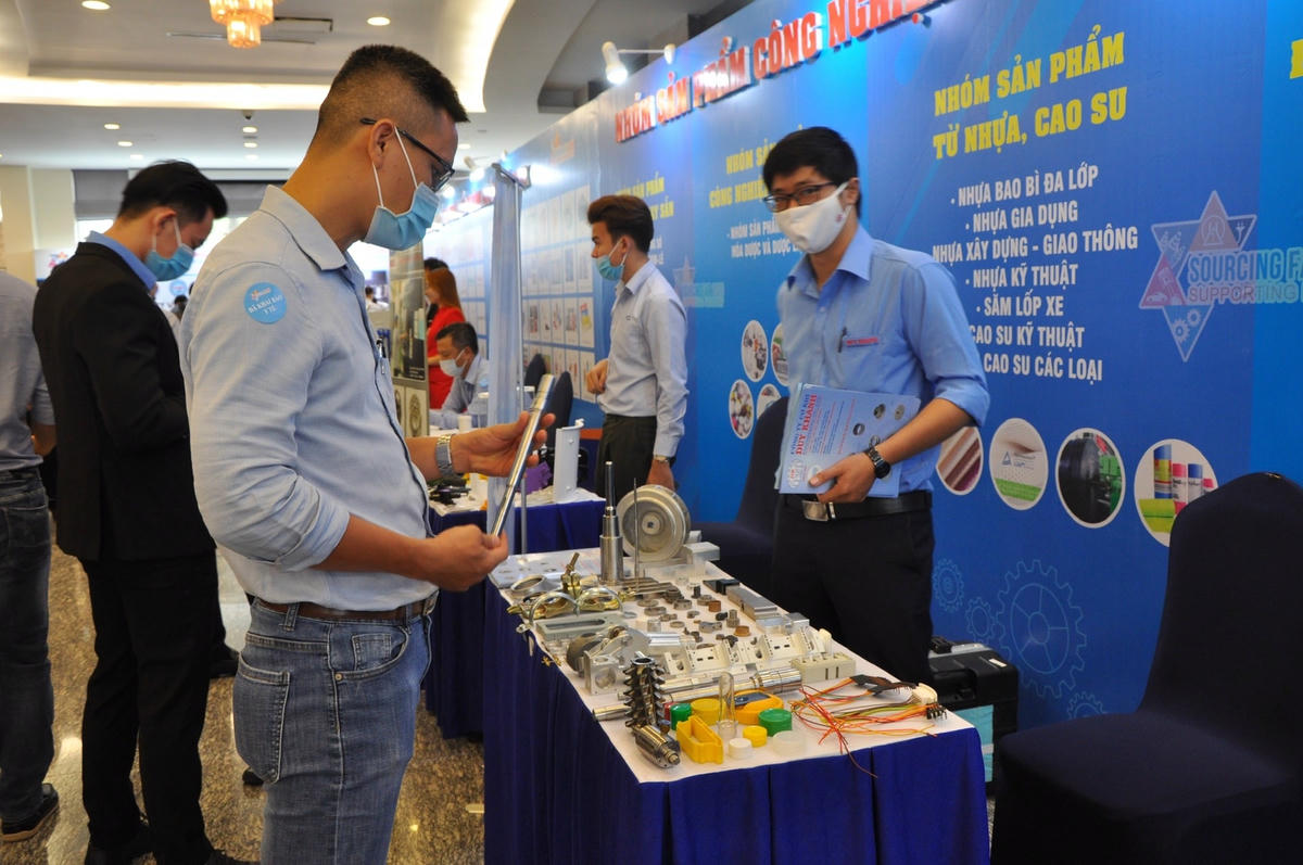 Các doanh nghiệp trưng bày, giới thiệu sản phẩm và tìm kiếm cơ hội hợp tác phát triển sản phẩm công nghiệp hỗ trợ tại hội nghị.