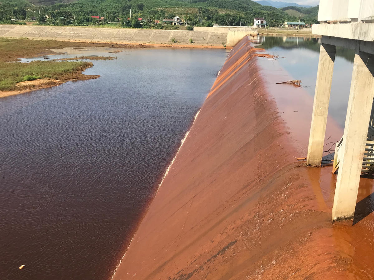 Nước từ hồ Ngàn Trươi chảy qua cống Vũ Quang có màu đỏ, đặc.