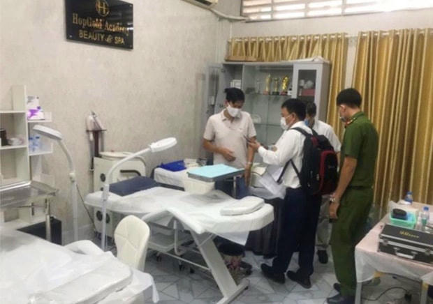 Một cơ sở dịch vụ thẩm mỹ tại quận Bình Thạnh bị kiểm tra hành chính đột xuất, phát hiện chưa có giấy phép hoạt động.