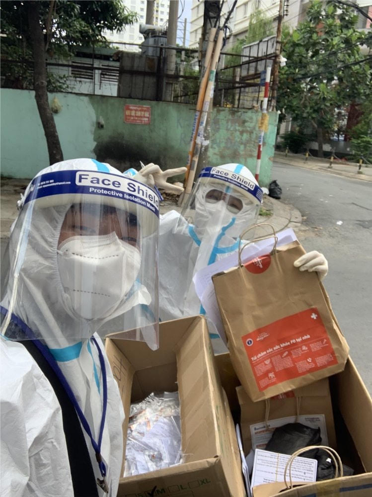 Tình nguyện viên vui vẻ đi phát thuốc cho các F0.