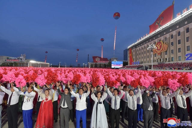 Một loại tên lửa khác cũng xuất hiện trong lễ duyệt binh là Hwasong-15 - tên lửa tầm xa mà Triều Tiên từng thử nghiệm, và một loại tên lửa được cho là tên lửa đạn đạo phóng từ tàu ngầm.