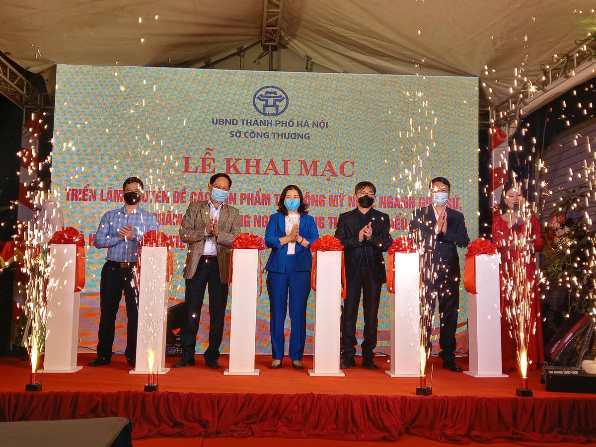 Bà Trần Thị Phương Lan, Quyền Giám đốc Sở Công thương Hà Nội cắt băng khai mạc chương trình.