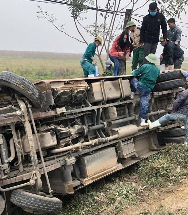 Chiếc xe bị lật ngửa nhưng may mắn không có thương vong về người.