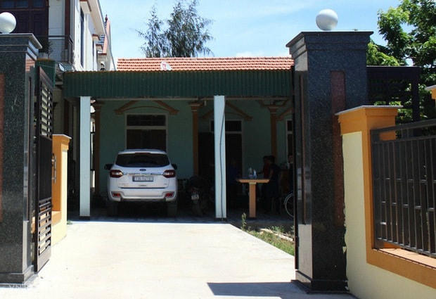 Căn nhà Thành vừa sửa lại và chiếc Ford Everest mới mua. Ảnh: Thiên Ngân.