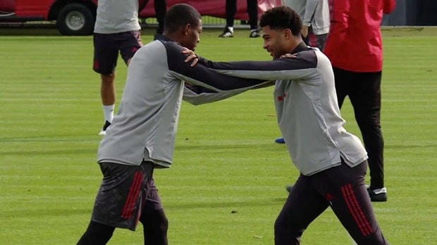 Gnabry và David Alaba trong buổi tập sáng thứ Ba. (Nguồn: FC Bayern TV).