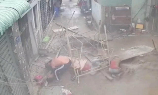 3 công nhân bị giàn giáo và vật liệu đè lên người.