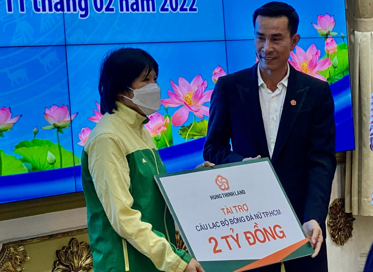 Các nhà tài trợ tặng tiền, quà cho cầu thủ.