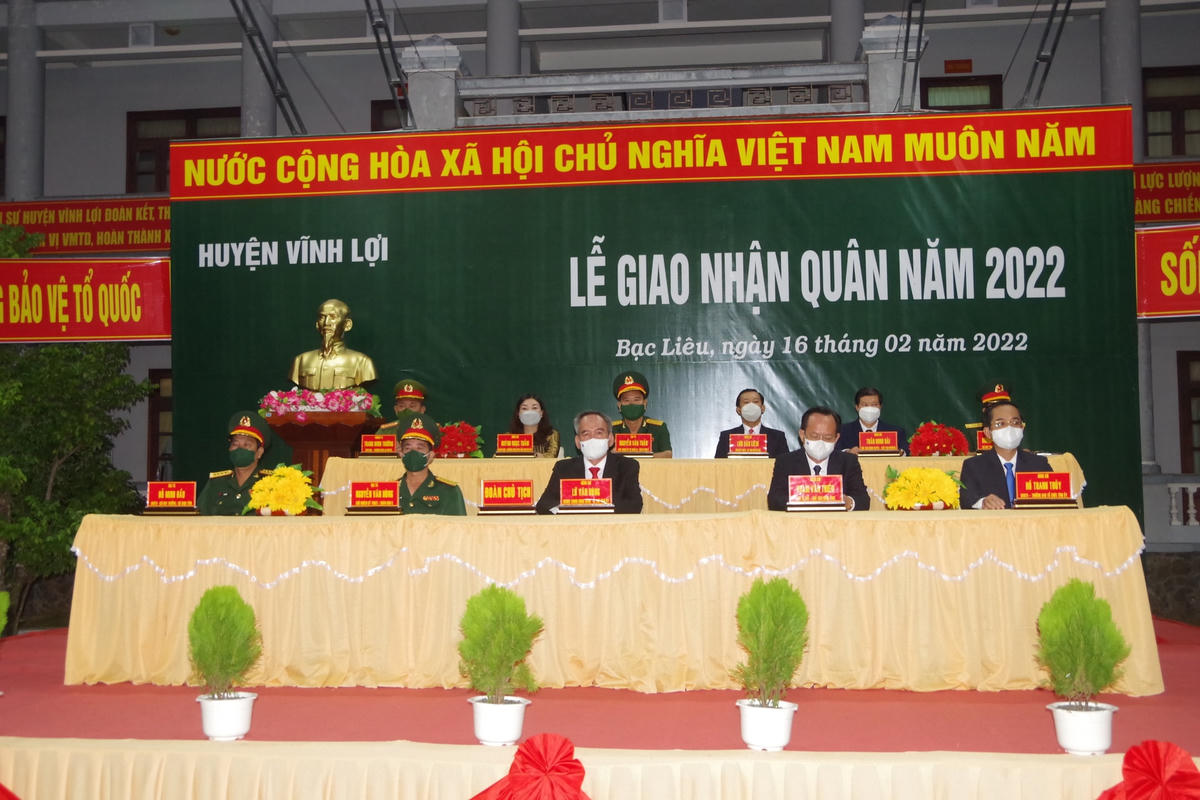 Lãnh đạo tỉnh Bạc Liêu dự Lễ giao nhận quân ở huyện Vĩnh Lợi sáng nay.
