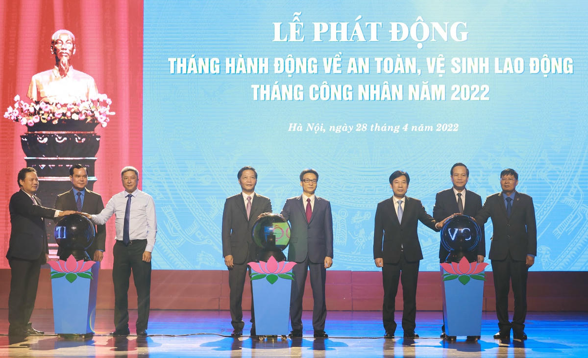 Các đại biểu ấn nút phát động Tháng hành động về ATVSLĐ và Tháng Công nhân năm 2022.