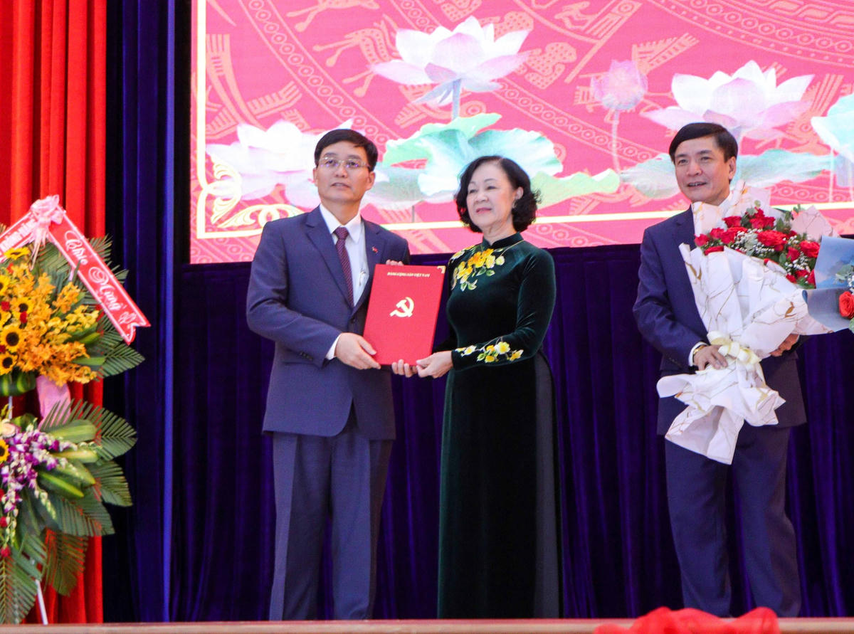 Ủy viên Bộ Chính trị, Bí thư Trung ương Đảng, Trưởng ban Tổ chức Trung ương Trương Thị Mai trao quyết định cho ông Nguyễn Đình Trung và tặng hoa chúc mừng ông Bùi Văn Cường. Ảnh: BáoĐắk Lắk.