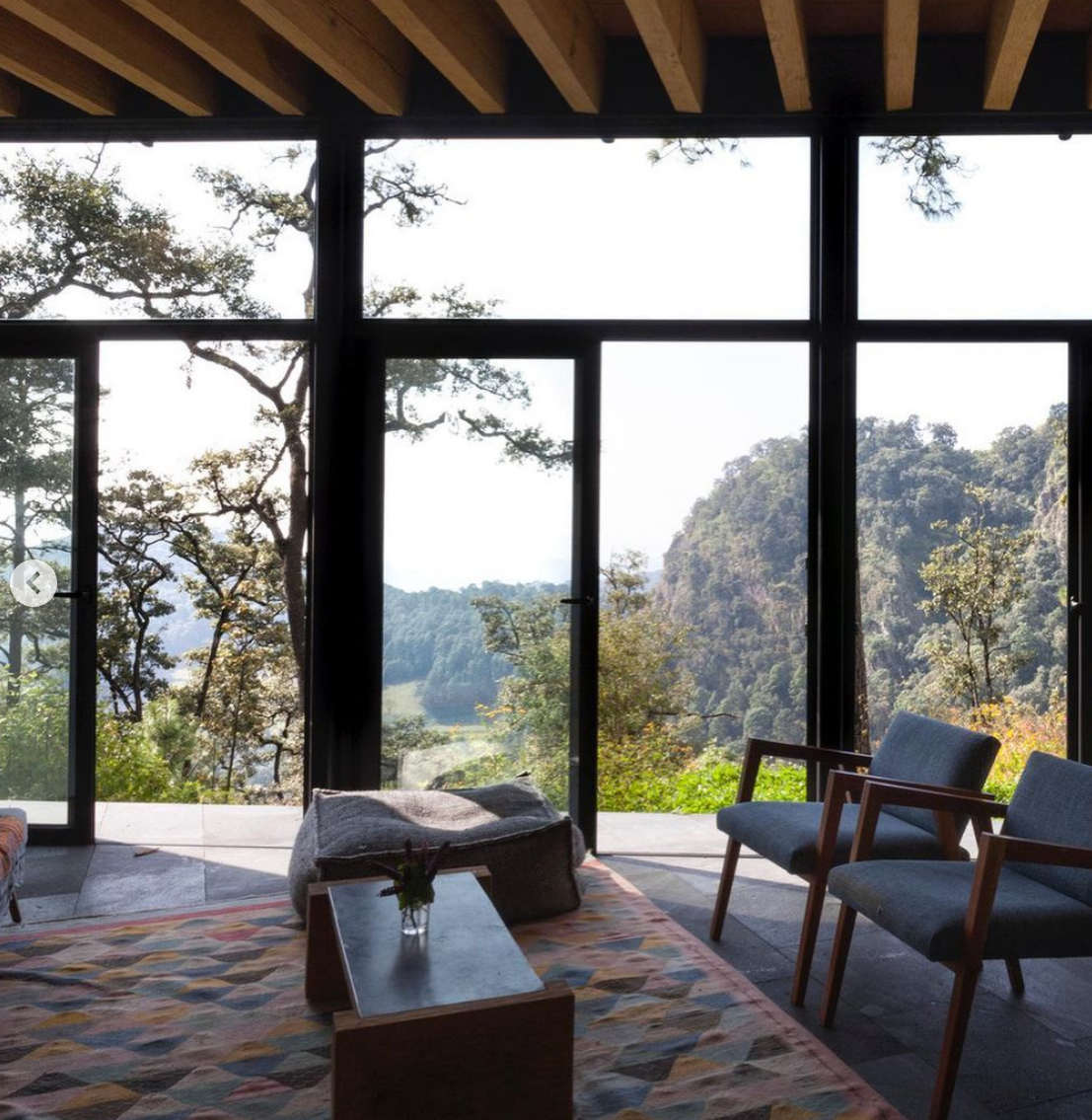 Ngôi nhà mộc mạc có hướng nhìn toàn cảnh hiếm có ra khu rừng nhiệt đới (Ảnh: Instagram).