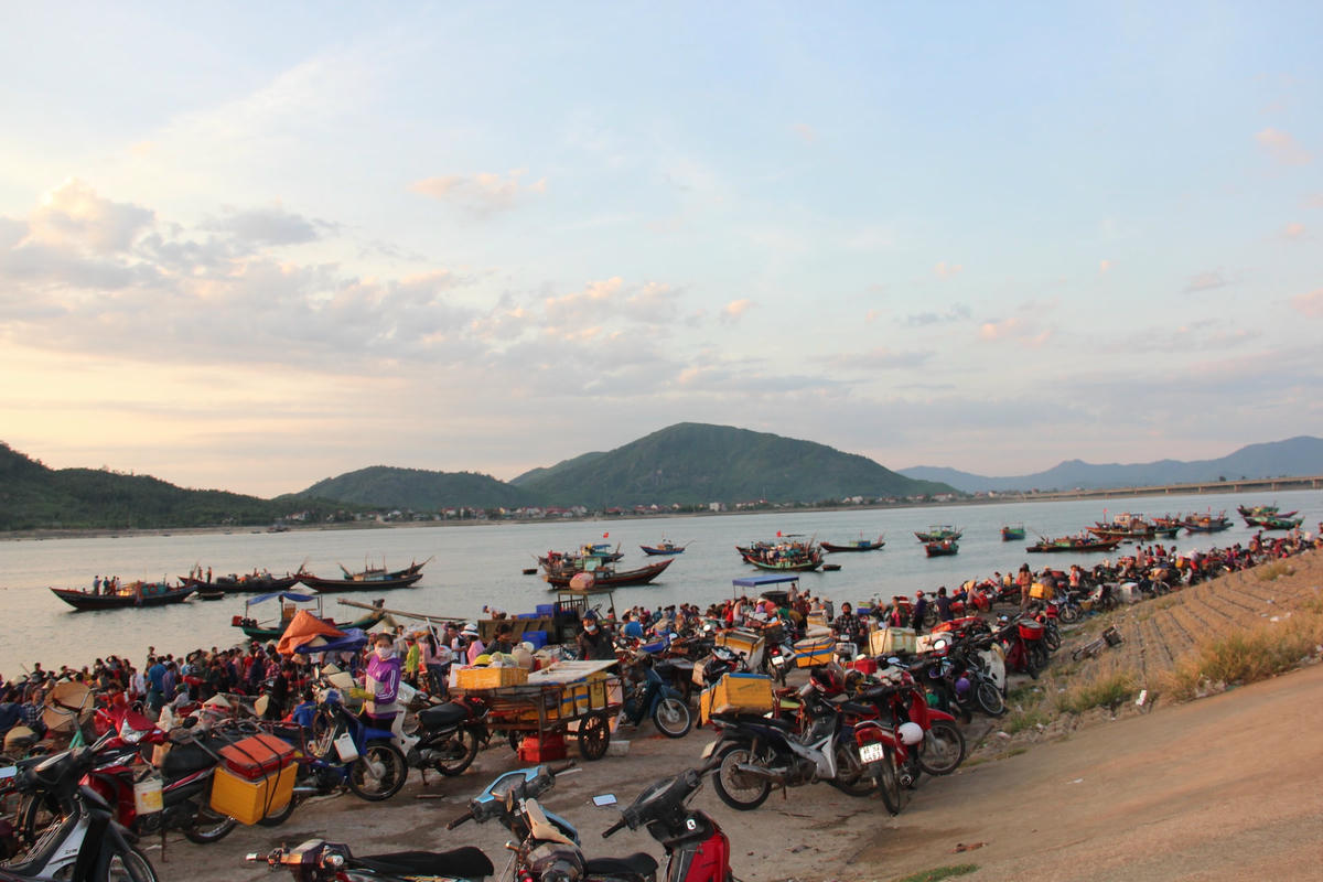 Khoảng 7h sáng, khi mặt trời lên, chợ cá Cồn Gò kết thúc phiên họp.