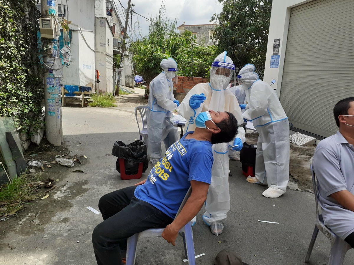 Lấy mẫu xét nghiệm cho người dân ở vùng xanh.