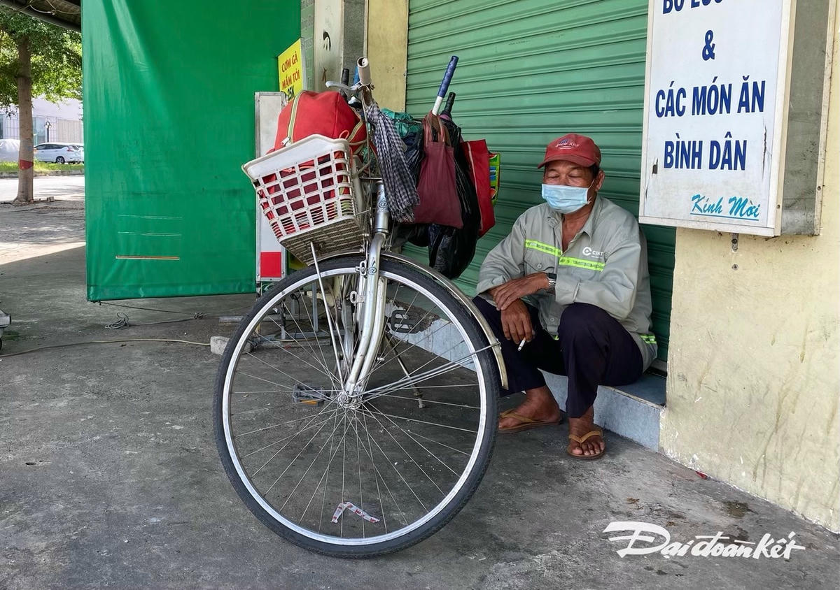Tương tự, người đàn ông này hành nghề lượm ve chai để nuôi gia đình 4 miệng ăn, trước đây, khi chưa dịch, hằng ngày ông kiếm được 100 – 200 nghìn cũng đủ giúp gia đình đủ cái ăn, ngay giãn cách khiến ông vô cùng khó khăn để kiếm cái ăn qua ngày.
