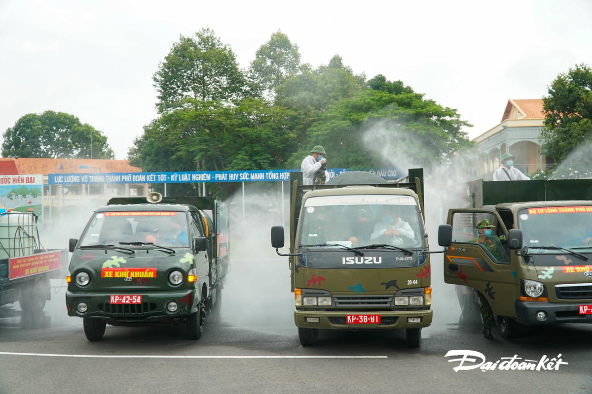 Dàn phương tiện hỗ trợ cho việc phun xịt toàn Thành phố.
