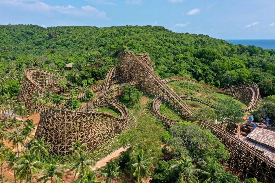 Trò chơi này được đánh giá là “một trong những tàu lượn siêu tốc bằng gỗ có thiết kế lắt léo nhất thế giới”.
