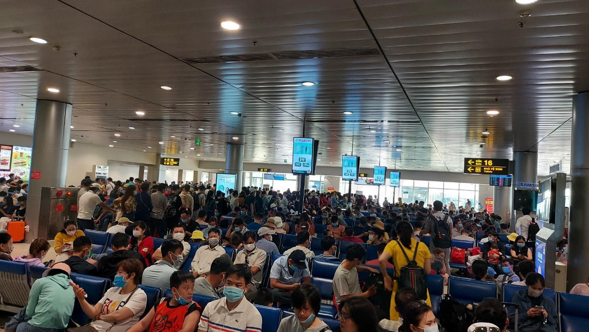 TP.HCM đia phương có hành khách đến và đi ở các nhà ga máy bay, bến xe đông nhất nước. Ảnh: Trung Lĩnh