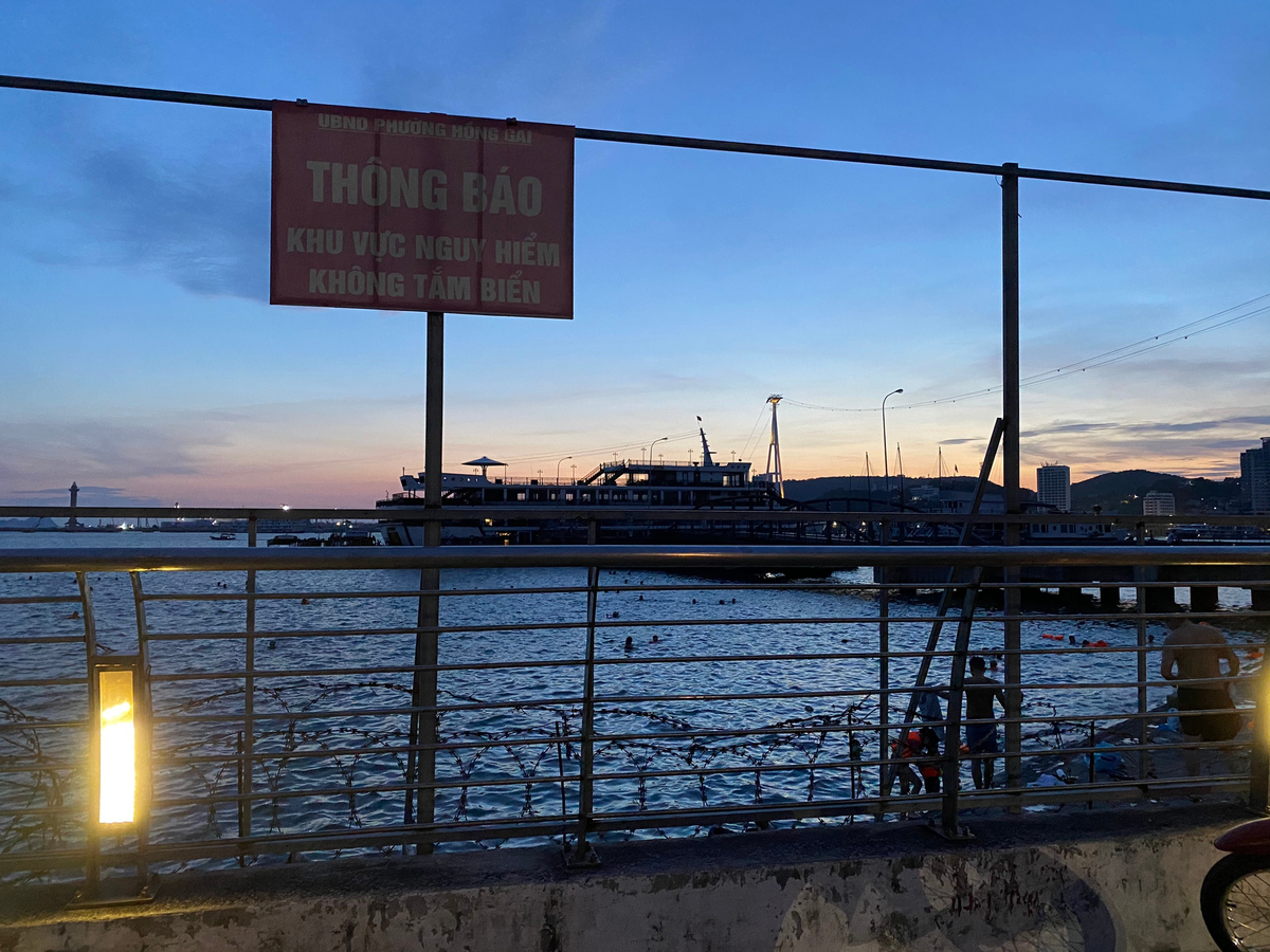 Ghi nhận vào chiều ngày 1/6, mặc dù khu vực Bến Đoan của thành phố Hạ Long được UBND phường sở tại đặt biển CẤM TẮM và được quây hàng rào bằng dây thép gai nhưng người dân vẫn vượt rào xuống biển tắm.