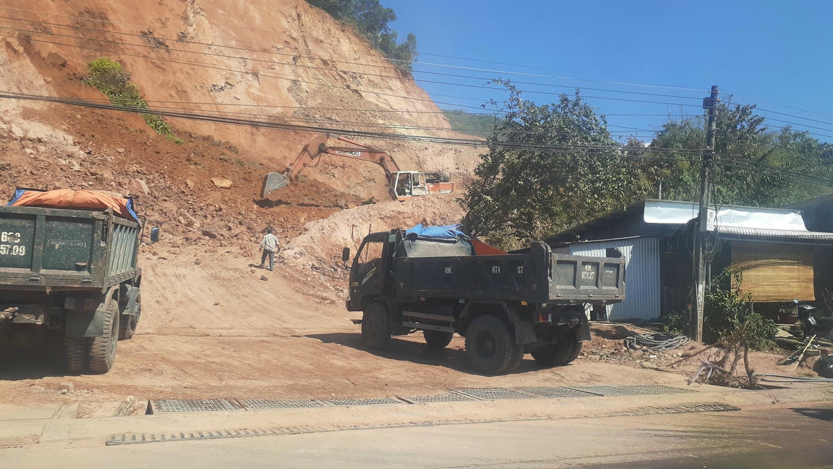 Xe ben chở đất ra vào liên tục