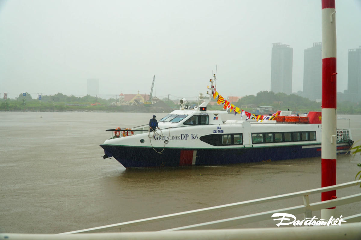 Tàu cao tốc vận chuyển hàng hóa đầu tiên cập bến TPHCM.