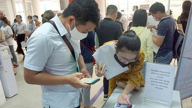 Người lao động đăng ký hưởng bảo hiểm thất nghiệp tại Hà Nội.