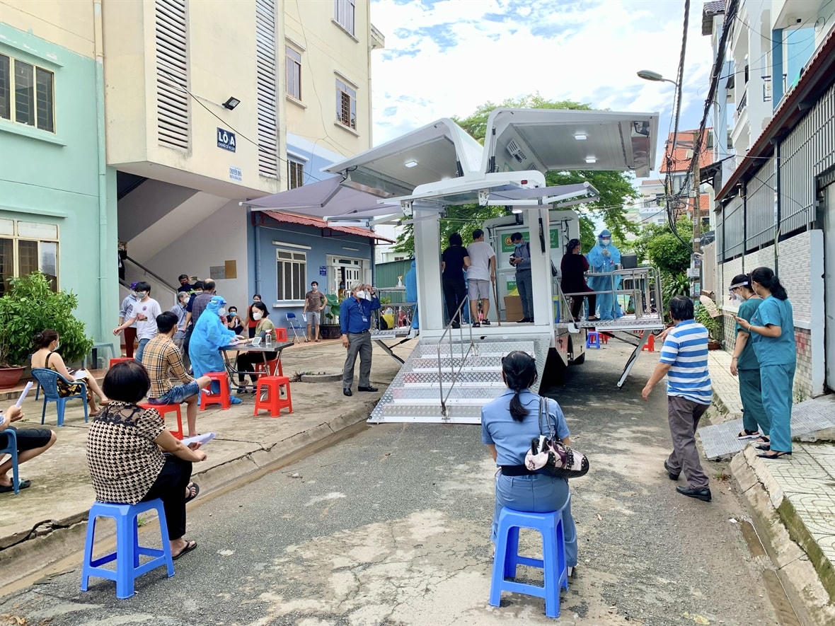 TP HCM triển khai xe xét nghiệm chuyên dụng và tiêm vắc xin lưu động tại quận Gò Vấp.