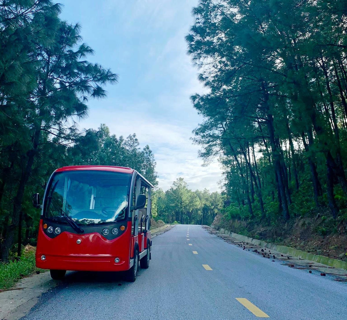 Xe điện được trang bị thêm, đảm bảo phục vụ nhu cầu của du khách thập phương.