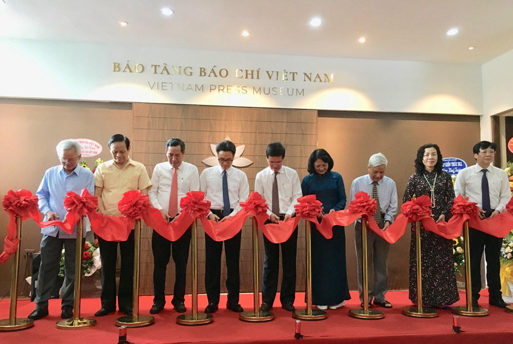 Các đại biểu cắt băng khai trương trưng bày Bảo tàng.