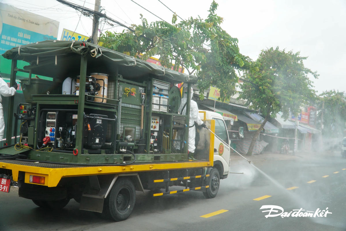 Sáng cùng ngày, lực lượng sẽ tiến hành phun xịt tiêu độc, khử khuẩn tại TP Thủ Đức.