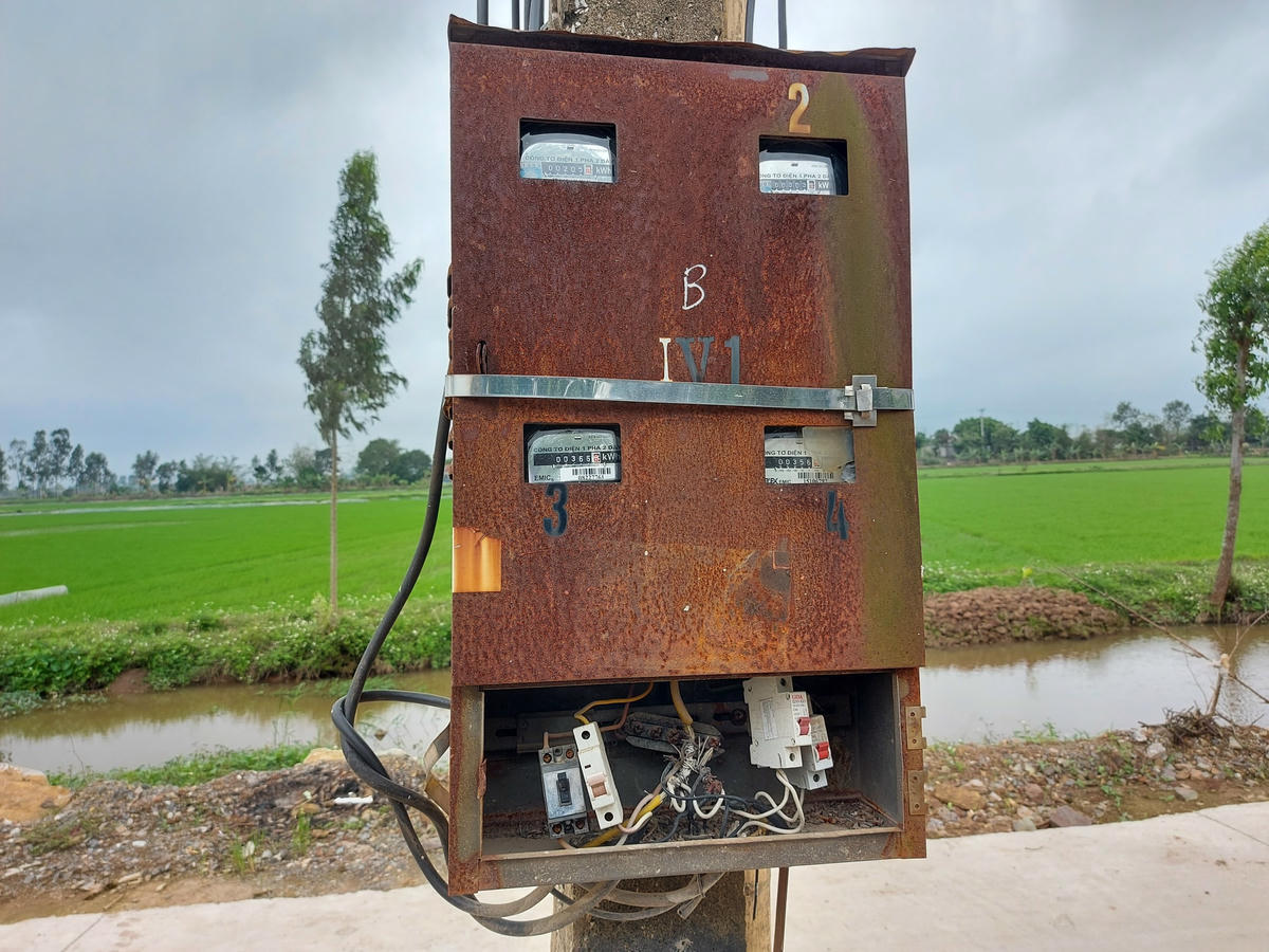 Nhiều hộp điện bị hoen rỉ, bùng nắp, gây mất an toàn nghiêm trọng cho người dân địa phương.