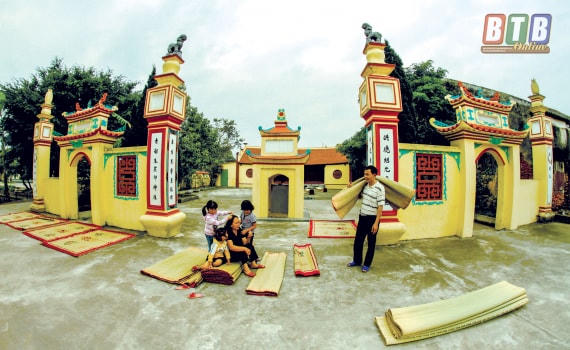 Trước đền Quan Trạng ở làng Hải Triều, xã Tân Lễ, huyện Hưng Hà. Nguồn: Báo Thái Bình.