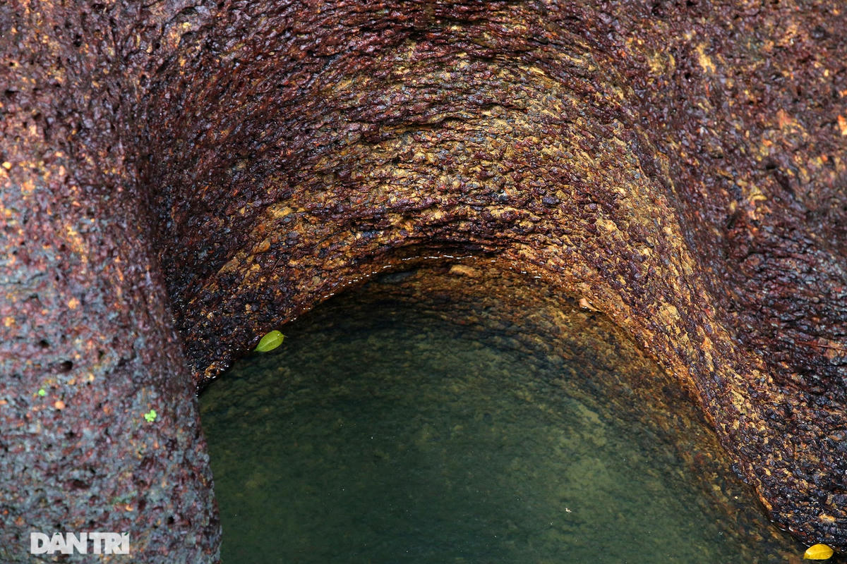 Thành giếng uốn lượn chứ không tròn đều, bằng phẳng như các loại giếng nhân tạo.