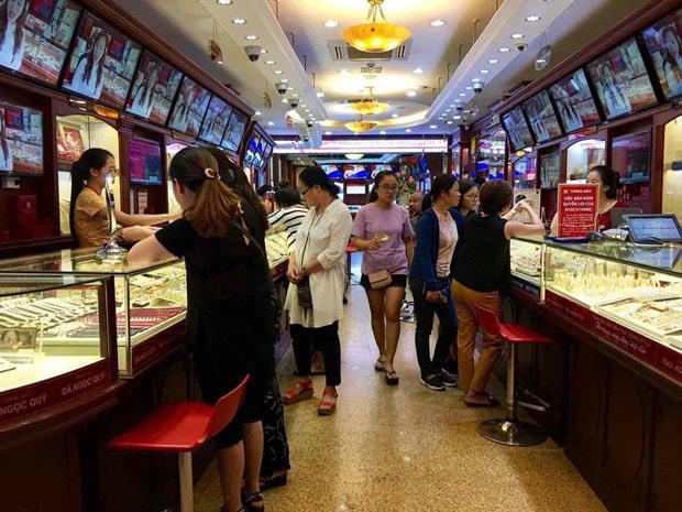 Giao dịch vàng tại doanh nghiệp. Ảnh: TTXVN.