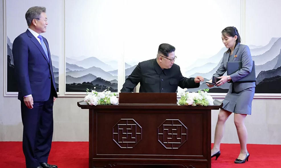 Kim Yo-jong xuất hiện bên cạnh Nhà lãnh đạo Triều Tiên Kim Jong-un tại Hội nghị thượng đỉnh liên Triều với Tổng thống Hàn Quốc Moon Jae-in tại tòa nhà Hòa bình, phía Nam làng đình chiến Panmunjom, năm 2018.