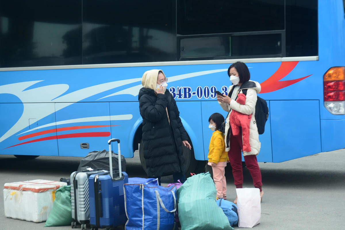 Tại Bến xe Nước Ngầm, càng về chiều, lượng khách đổ về càng đông đúc hơn.