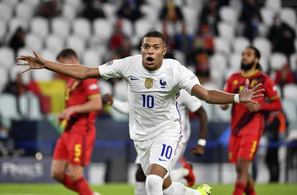 Mbappe tỏ sáng góp công lớn vào chiến thắng ngược dòng khó tin của đội nhà.