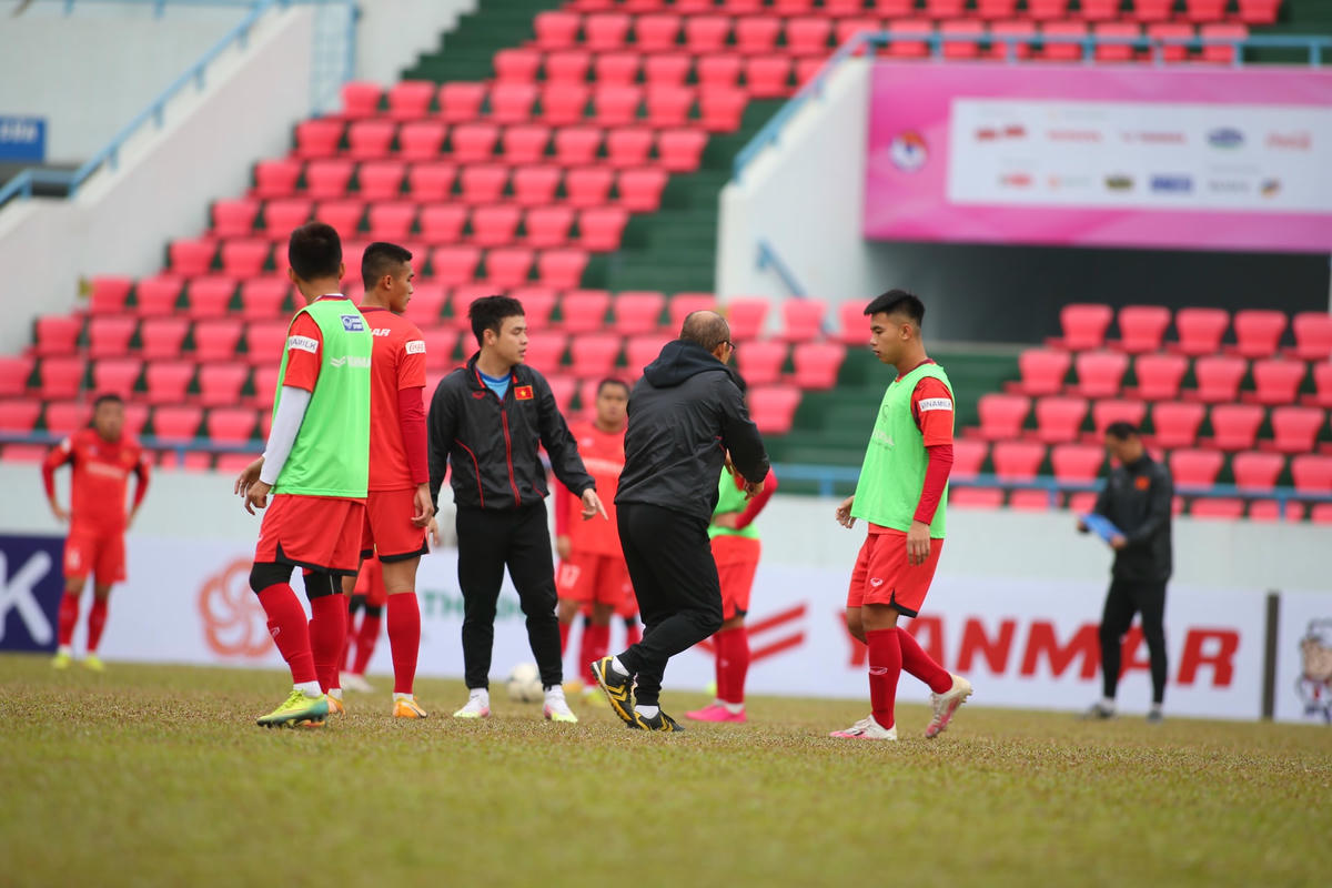 Chiến lược gia người Hàn Quốc liên tục phải vào sân trực tiếp hướng dẫn cầu thủ