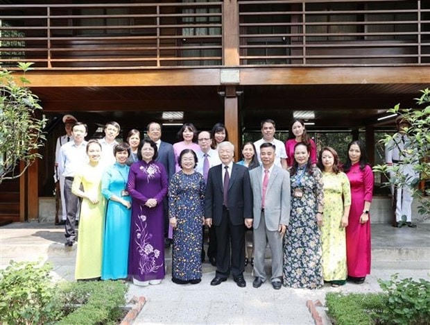 Tổng Bí thư, Chủ tịch nước Nguyễn Phú Trọng chụp ảnh chung với cán bộ, nhân viên Khu Di tích Chủ tịch Hồ Chí Minh tại Phủ Chủ tịch. (Ảnh: Trí Dũng/TTXVN).