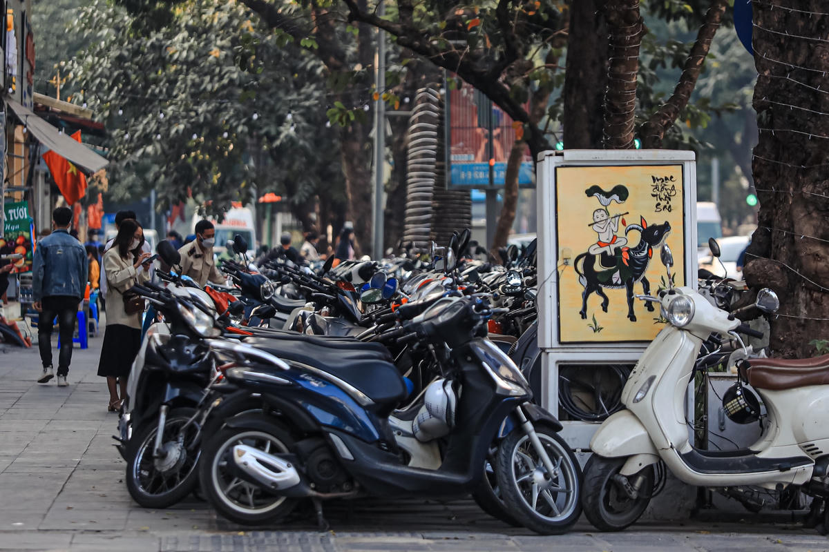 Vừa qua, UBND quận Hoàn Kiếm đã đề nghị thành phố chấp thuận cho Công ty TNHH Bất động sản Mặt trời Thủ đô, Công ty cổ phần Prodigi Pacific Việt Nam và Công ty CP tư vấn đầu tư Tài chính Toàn cầu sử dụng tạm thời hè phố để kinh doanh cà phê, giải khát, đồ ăn nhanh.