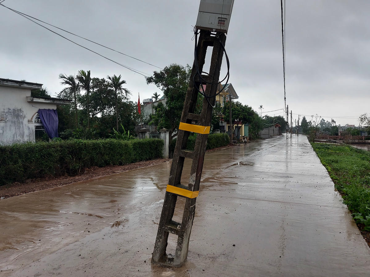 Việc dùng các tấm phản quang không mang lại nhiều tác dụng. Theo người dân địa phương, đã có rất nhiều vụ tai nạn xảy ra kể từ ngày 40 chiếc cột điện “án ngữ” giữa đường.