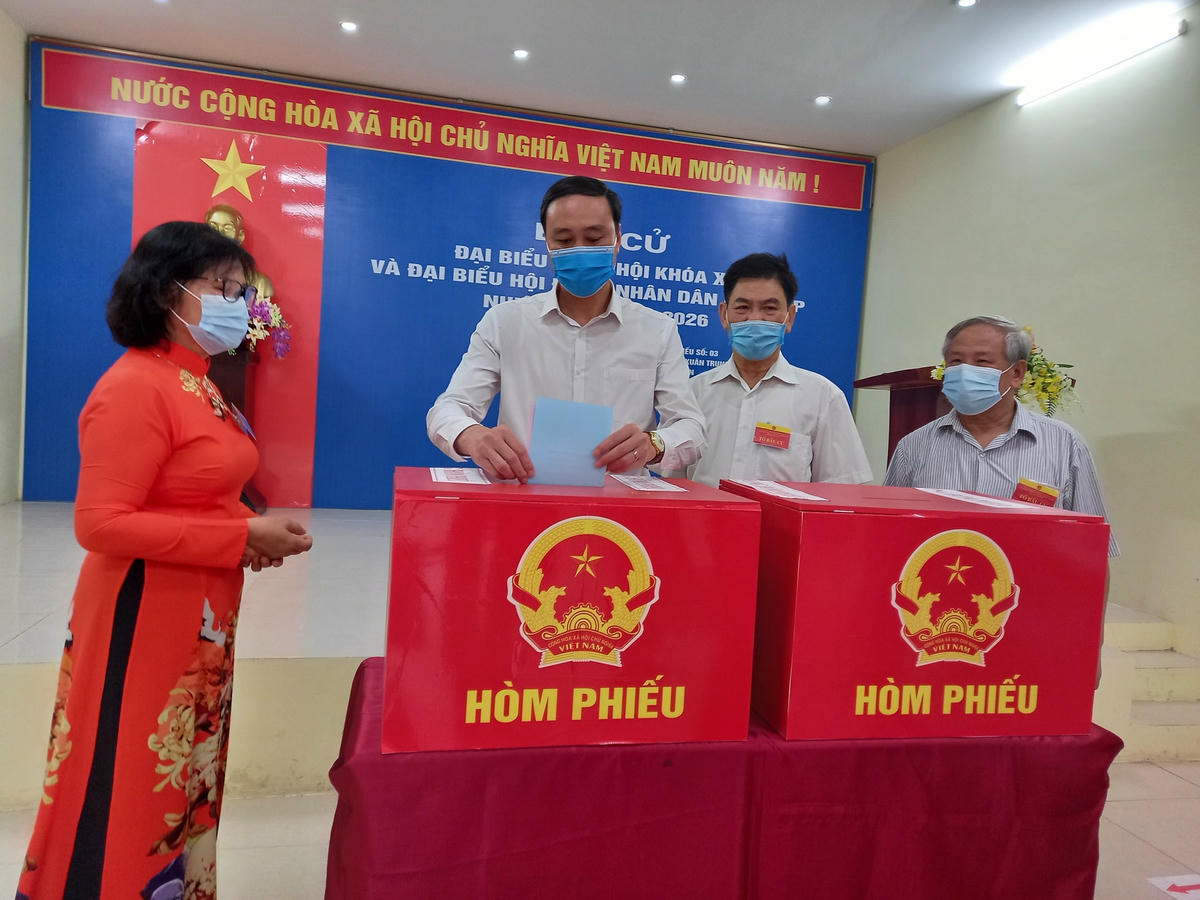 Phó Chủ tịch Phùng Khánh Tài tại khu vực bỏ phiếu.