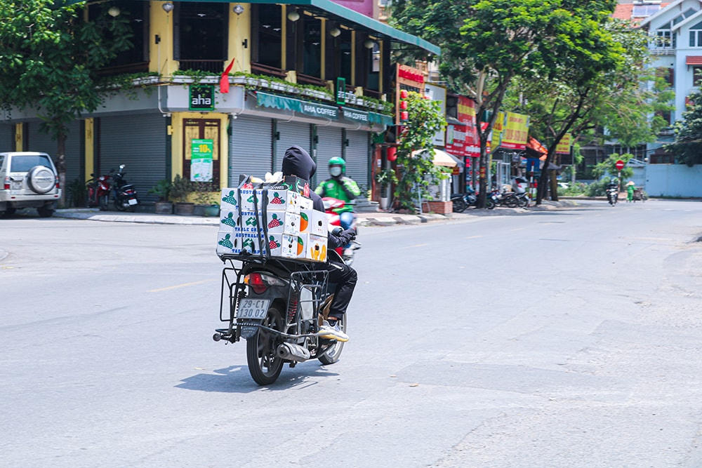 Những chuyến xe chở hàng giữa trưa hè nóng nóng.