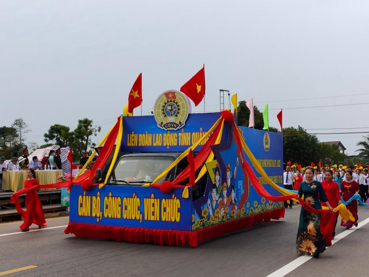 Ông Nguyễn Hữu Tiếp (SN 1950, trú tại Triệu Phong, Quảng Trị) chia sẻ, ông tham gia du kích năm 1972, thời điểm đó nhiều đồng đội của ông đã hy sinh. Đến nay, ông được chứng kiến cảnh đất nước hòa bình, thống nhất và thấy thế hệ trẻ sau này luôn có những hành động cụ thể, thiết thực, trang nghiêm… để bày tỏ lòng biết ơn, ghi nhớ đến sự hy sinh của thế hệ cha ông đi trước khiến ông vô cùng xúc động.